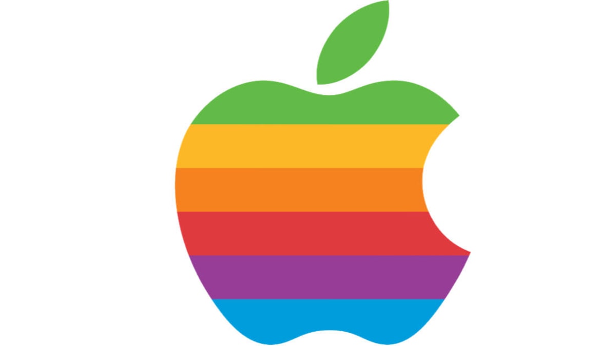 Staré duhové logo firmy Apple, k němuž odkazuje pódium uprostřed Apple Parku