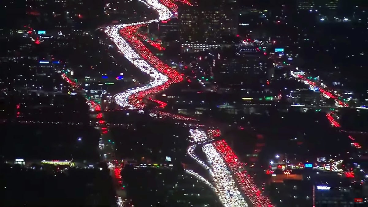 Světla tisíců aut vytvořila pozoruhodnou podívanou.