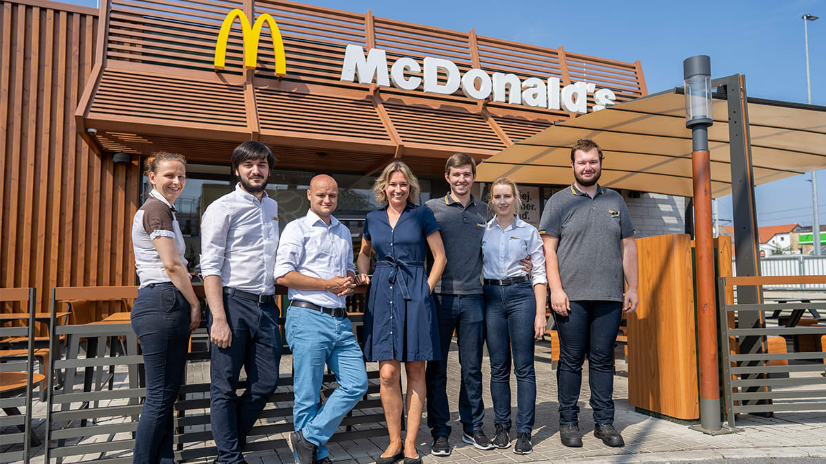 Franšízantka McDonald’s Silvie Muranská se svými zaměstnanci.