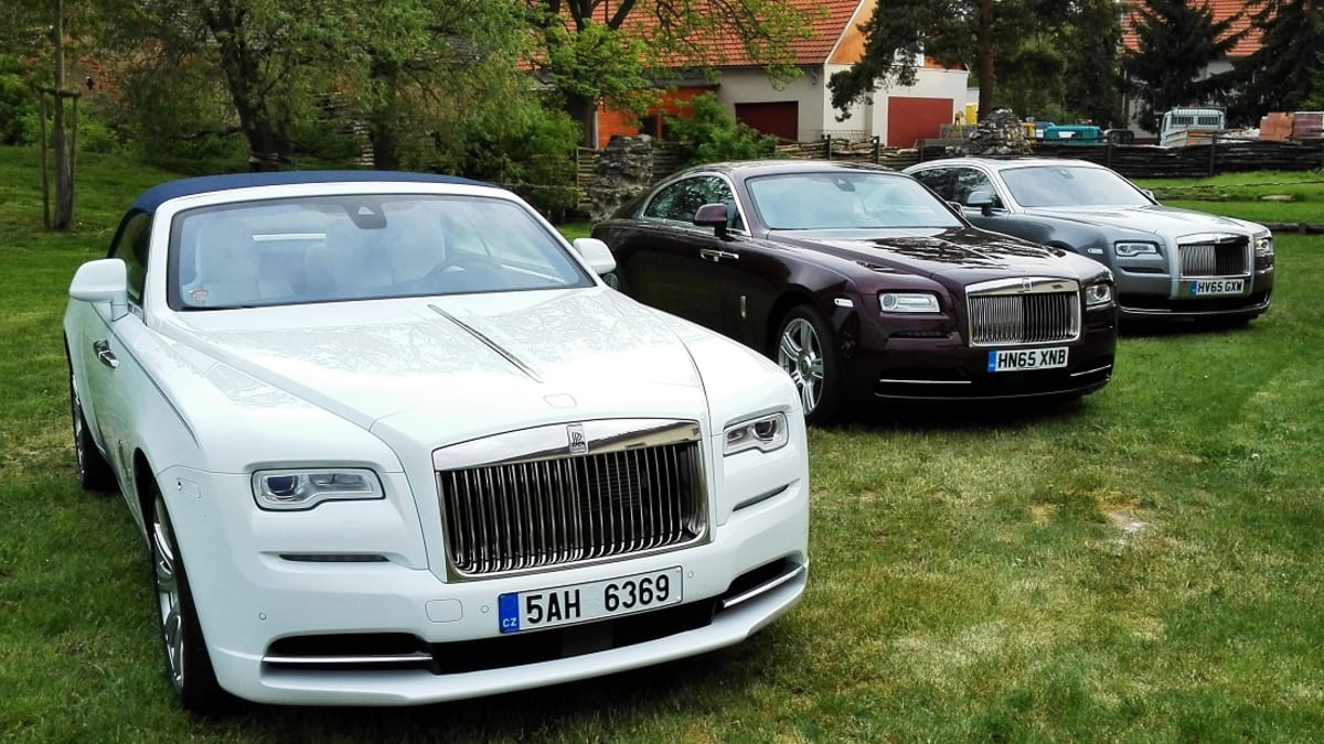 Rollsy a Bentley za desítky milionů se předvedly v Praze