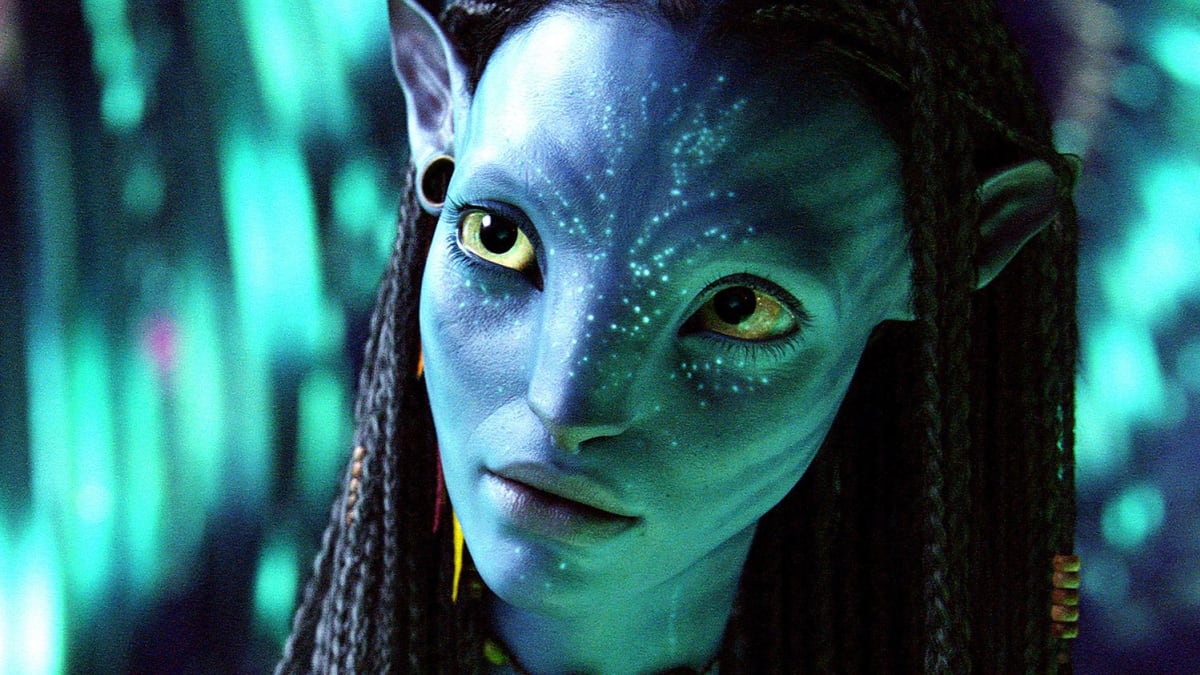 Zoe Saldana jako Neytiri ve filmu Avatar