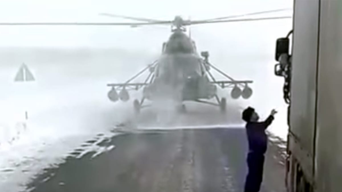 Vojenský vrtulník v protisměru umí překvapit.