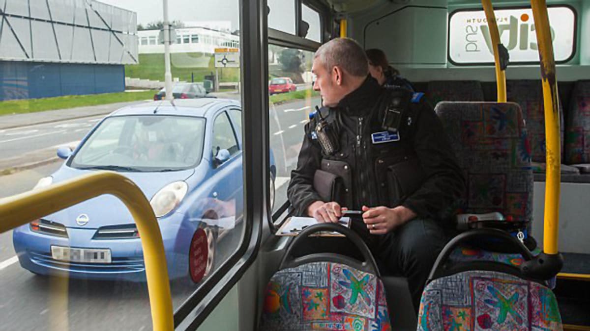 Policisté jsou v autobusech dokonale maskovaní.