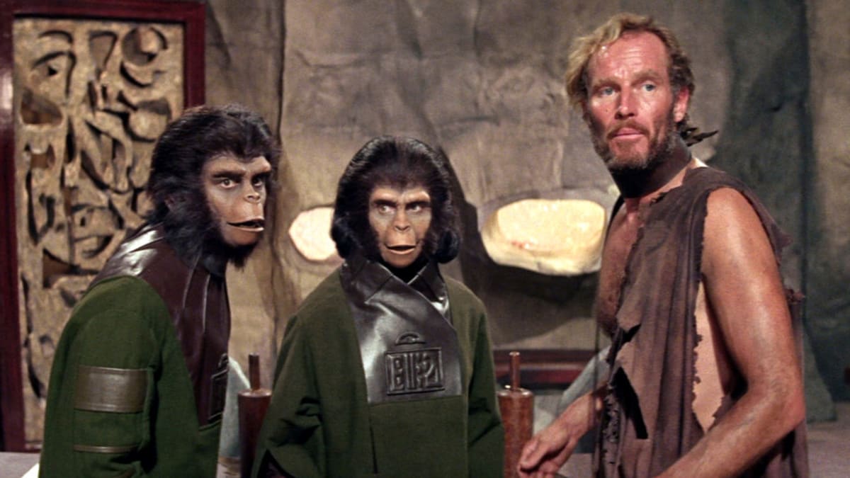 Navíc by intouš vedle opic mohl vypadat lépe než chlupáči. To se u Hestona nepoštěstí.