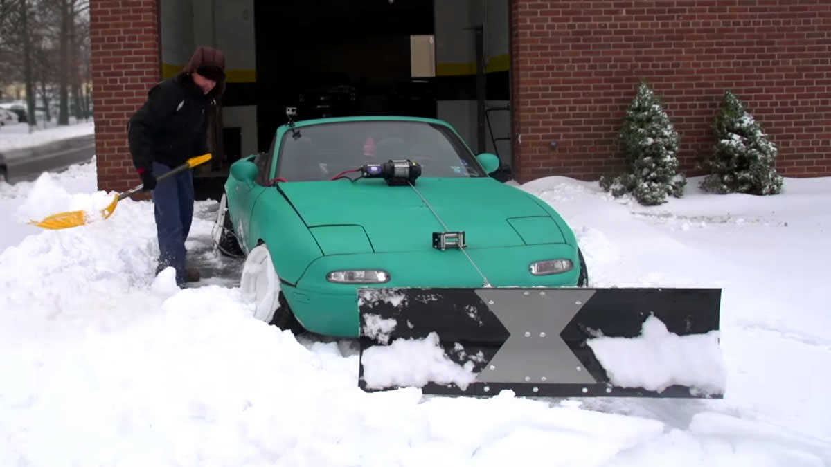 Mazda MX-5 se na úklid sněhu opravdu nehodí.