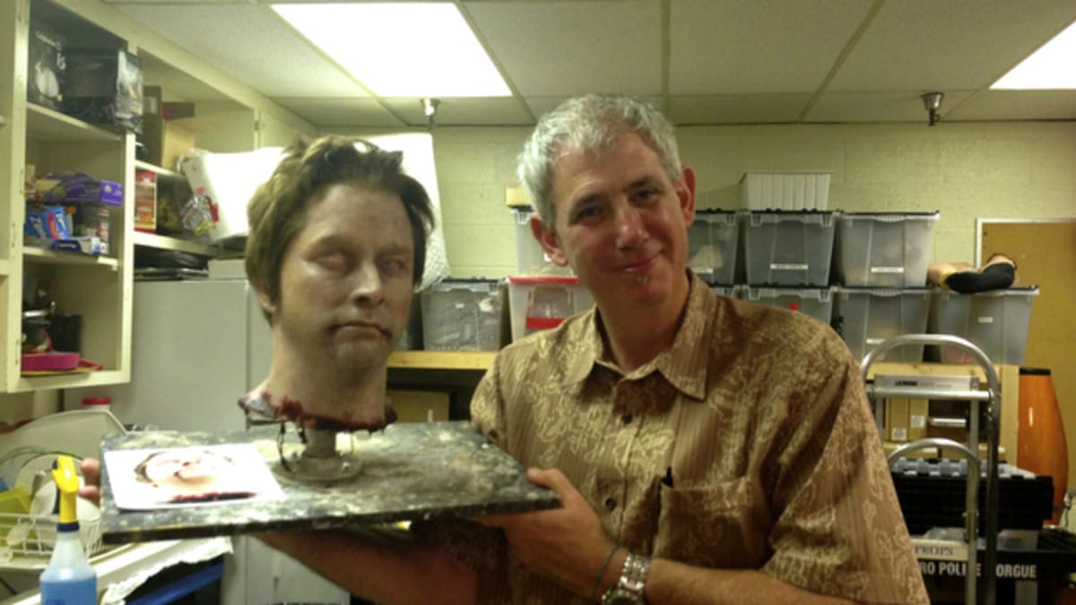 Rekvizitář Joshua Meltzer s umělou hlavou v seriálu Dexter
