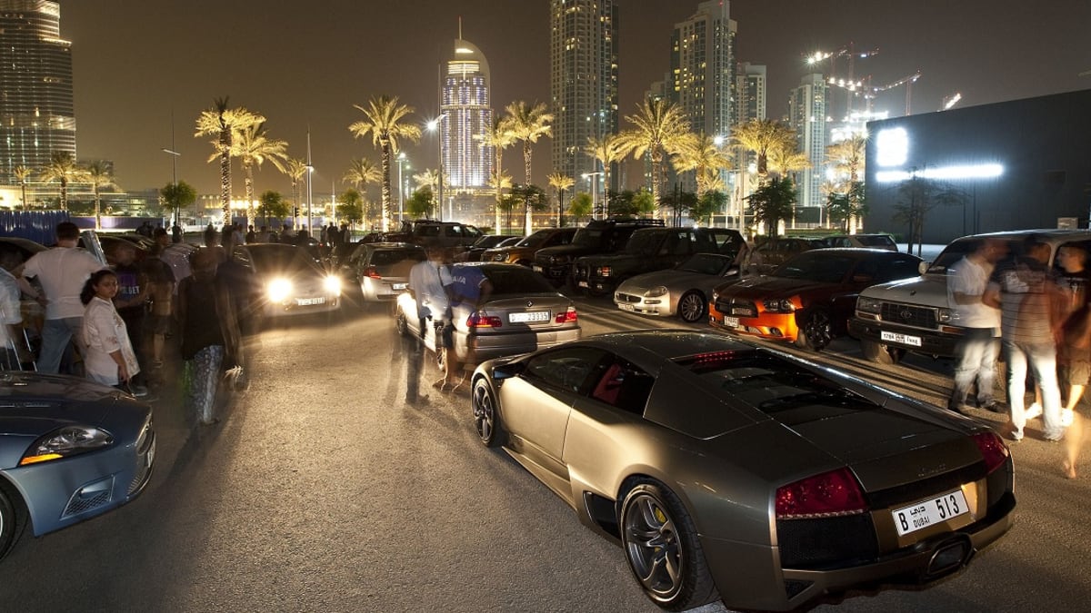 Dubajští milionáři se sjeli na jedno parkoviště