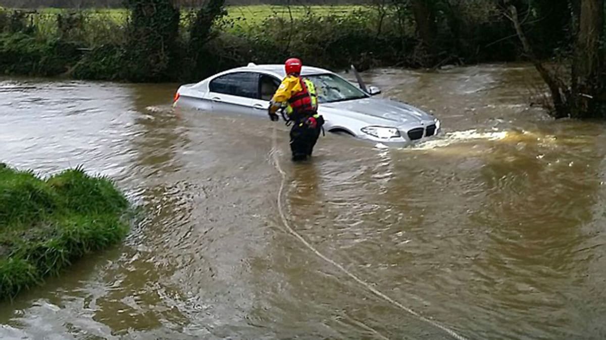 Řidič utopil své BMW, vinu sváděl na navigaci.