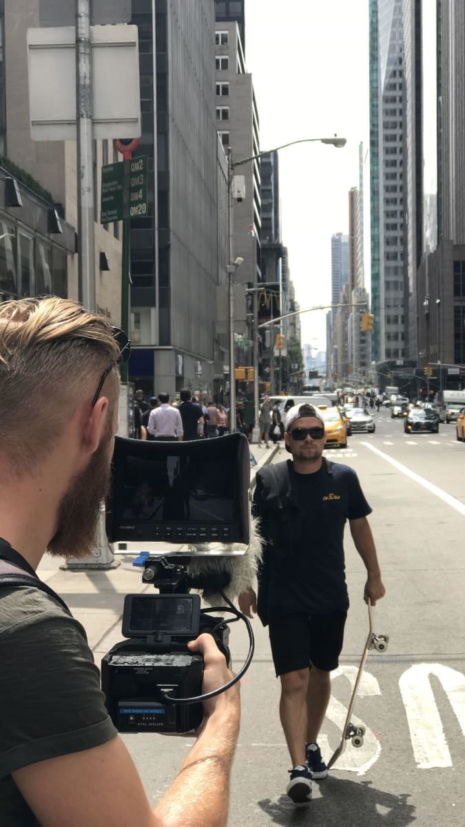 3... 2... 1... kamera jede. Adam a Honza při natáčení SkateTrippingu na Manhattanu