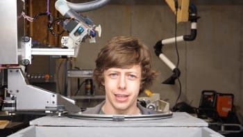Mladý vynálezce si postavil robota, aby ho ostříhal v karanténě