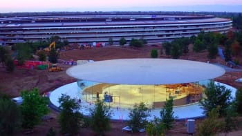 Steve Jobs Theater - první pohled dovnitř podzemního sálu Apple