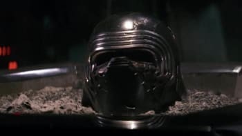 Režisér nových Star Wars odhalil další tajemství Kylo Rena. Proč si dává masku na popel?
