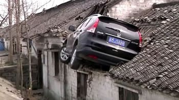 VIDEO: Řidič si spletl pedály a zaparkoval na střeše