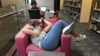 Studentka naivně usnula v knihovně. Internet si ji vzápětí perfektně vychutnal!