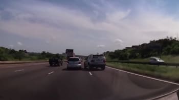 VIDEO: Pirát v  BMW X5 vytlačoval Polo, dostal lekci fyziky