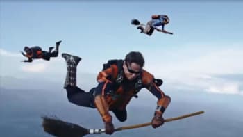 VIDEO: Kam se hrabe Harry Potter. Tihle týpci vyskočili z letadla a zahráli si opravdový famfrpál!