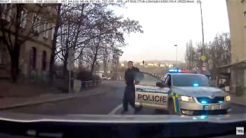Policejní honička v pražských ulicích. Škodovku zastavily až pásy s hroty