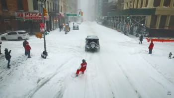 VIDEO: Snowboarding za autem skrz New York ohromil i policisty