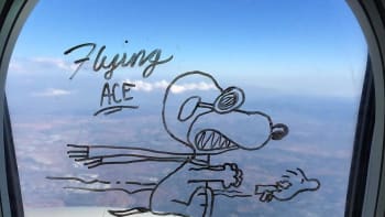 Vtipné kresby na okénku letadla