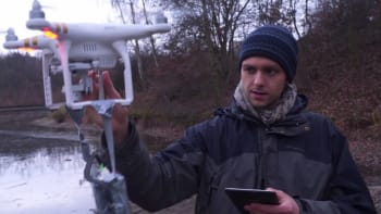 VIDEO: Šílenec SkyMax vyrazil chytat ryby. Místo prutu použil drona a dynamit! Jak to dopadlo?