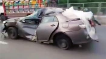 VIDEO: Toyota odmítá umřít. Je na kusy a pořád jede!