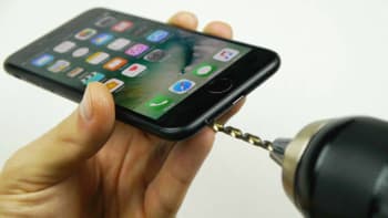VIDEO: Týpek vymyslel geniální trik, jak dostat audio jack zpátky do iPhonu 7!