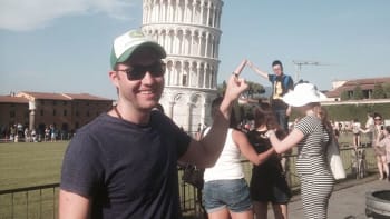 Chlápek trolí turisty u Šikmé věže v Pise