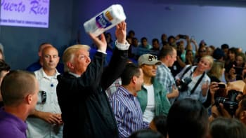 Trump hází papírové utěrky - bitva ve Photoshopu!
