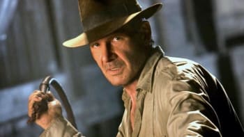Indiana Jones je ve formě! Nabušený Harrison Ford během natáčení pátého dílu dupe do pedálů