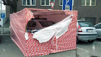 GALERIE: Vtipálci z Plzně zabalili policejní auto do obří krabice