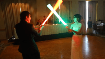 VIDEO: Novomanželé si místo prvního tance střihli epický souboj se světelnými meči!