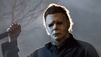 VIDEO: Muž se procházel po pláži v kostýmu vraha z hororu Halloween. Vyděšení lidé na něj zavolali policii!