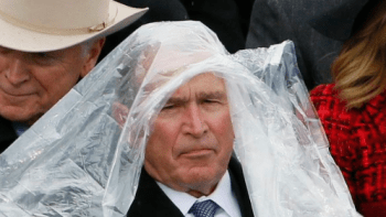 Prezident Bush bojuje s pláštěnkou - photoshopová bitva