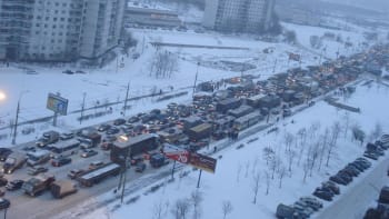 Ještě, že v Čechách nesněží: Ve Francii je dopravní kolaps!