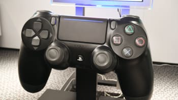 Obří ovladač DualShock 4 v japonské centrále Sony