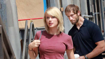 Photoshopová bitva: Úchyl v patách Taylor Swift!