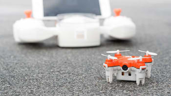 Podívejte se, jak vypadá nejmenší dron na světě!