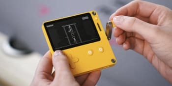 Připomíná GameBoy a má mechanickou kličku. Retro herní konzole Playdate je nově i v Česku