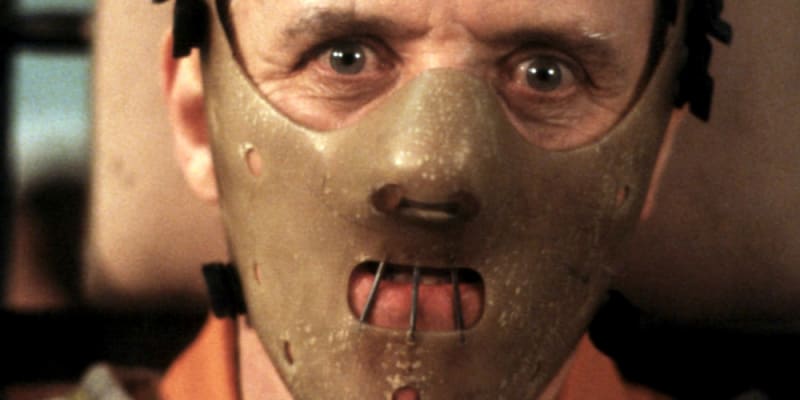 1) Mlčení jehňátek (1991) - Autor knihy Thomas Harris kromě inspirace sériovými vrahy Edem Geinem a Tedem Bundym dále založil vztah mezi Lecterem a Starlingovou na vztahu Bundyho a kriminálního profilisty a profesora Roberta Keppela..