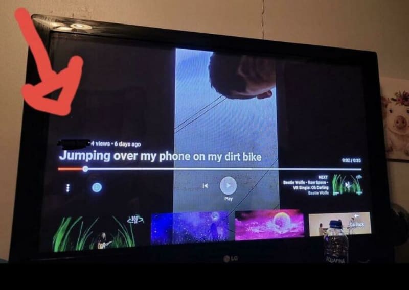 Prý nechápe, jak se rozbil jeho telefon, ale pak našla na jeho YouTubu video: "Skáču na kole přes svůj telefon"