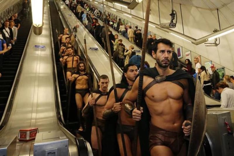 Nejlepší cosplay všech dob? Takhle ovládli londýnské metro polonazí Sparťané z 300! - Obrázek 1