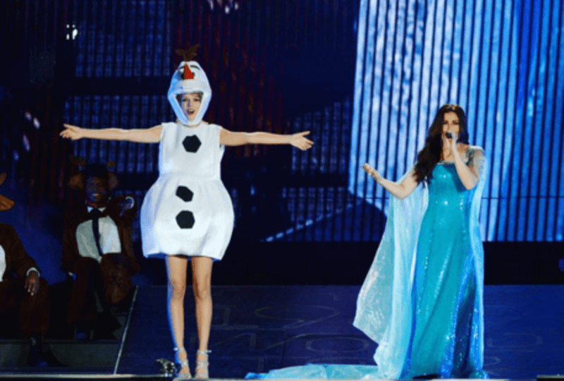 Taylor Swift si při koncertě zazpívala "Let It Go" z pohádky Ledové království v kostýmu sněhuláka Olafa