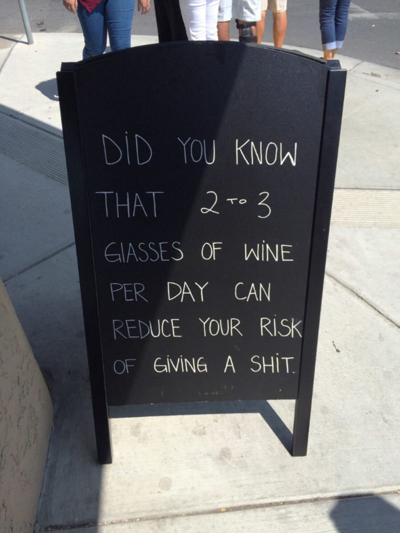 Věděli jste, že dvě až tři skleničky vína denně pomáhají snížit riziko, že budete furt něco hrotit?