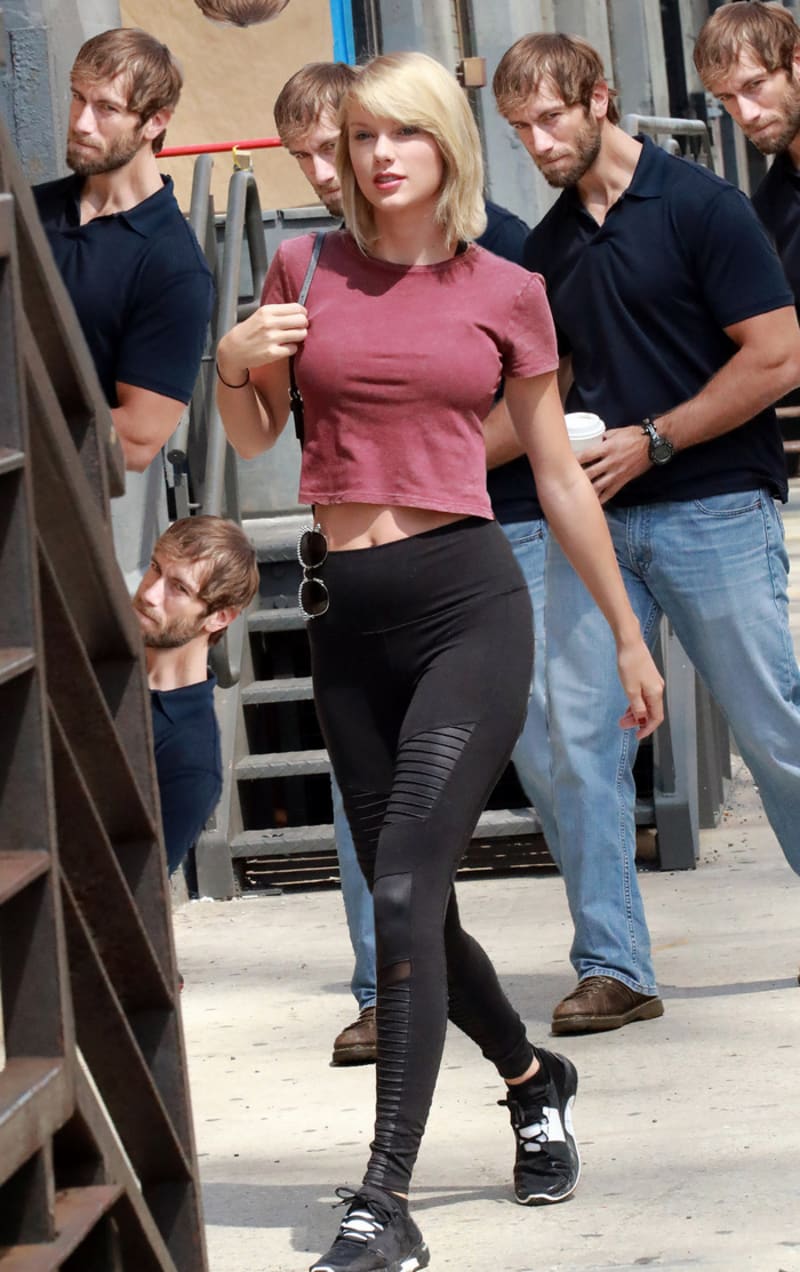 Photoshopová bitva: Úchyl v patách Taylor Swift! 16