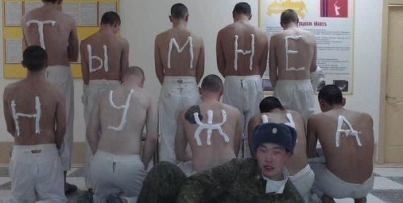 Tradice psaní na záda dalších vojáků je v ruské armádě známkou dominance a mazáctví. Tady vzkaz přítelkyni: "Chci tě oj..."