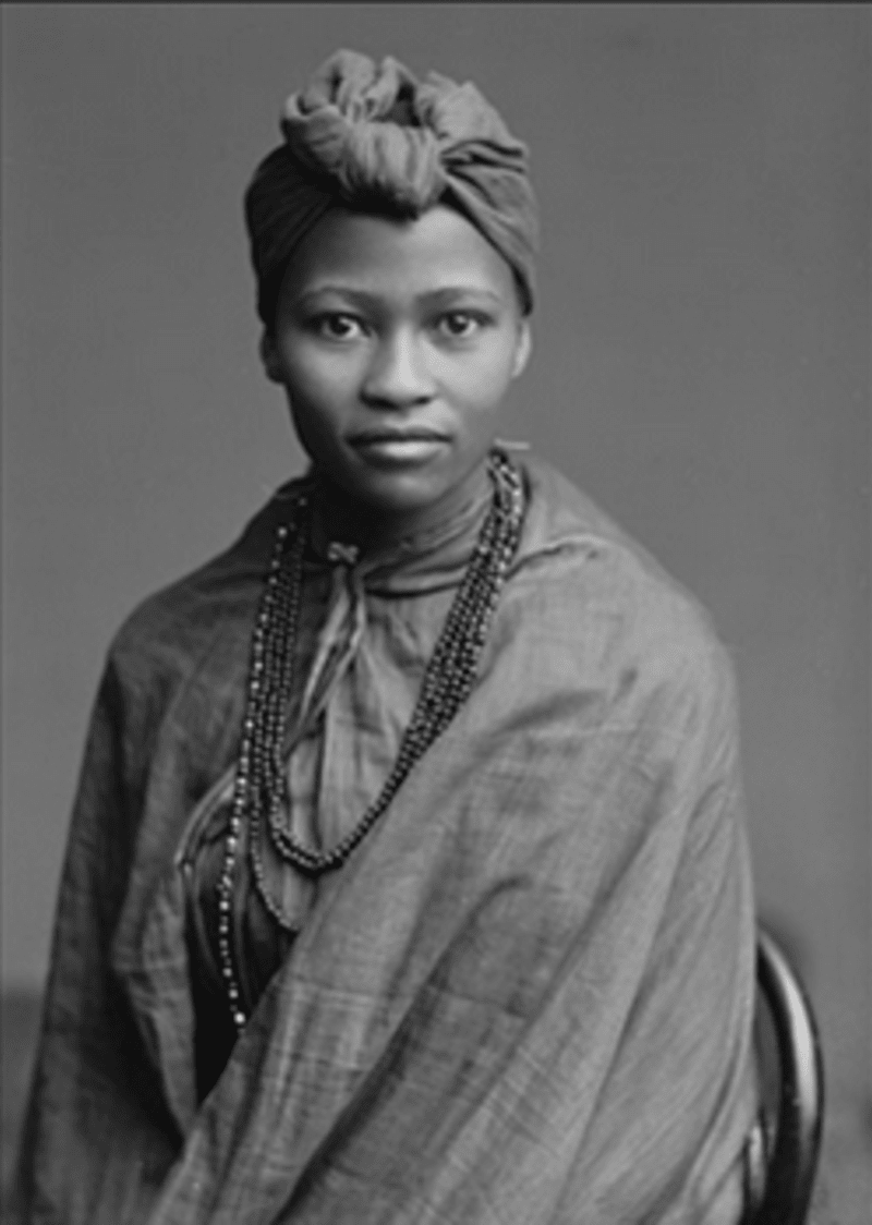 Tahle neskutečně detailní fotka ženy z Afriky ve skutečnosti nepochází ani z minulého století. Byla vyfocena v roce 1891!