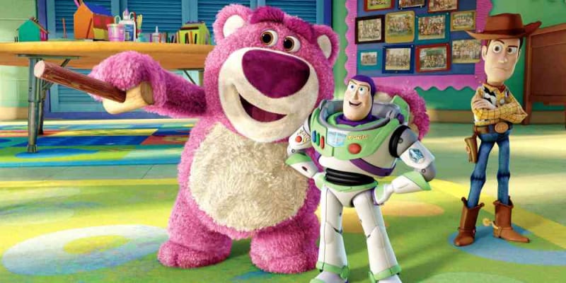 12) Toy Story 3: Příběh hraček (2010) – Třetí díl slavné série, v němž musí Buzz, Woody a spol. přežít v drsném prostřední mateřské školky