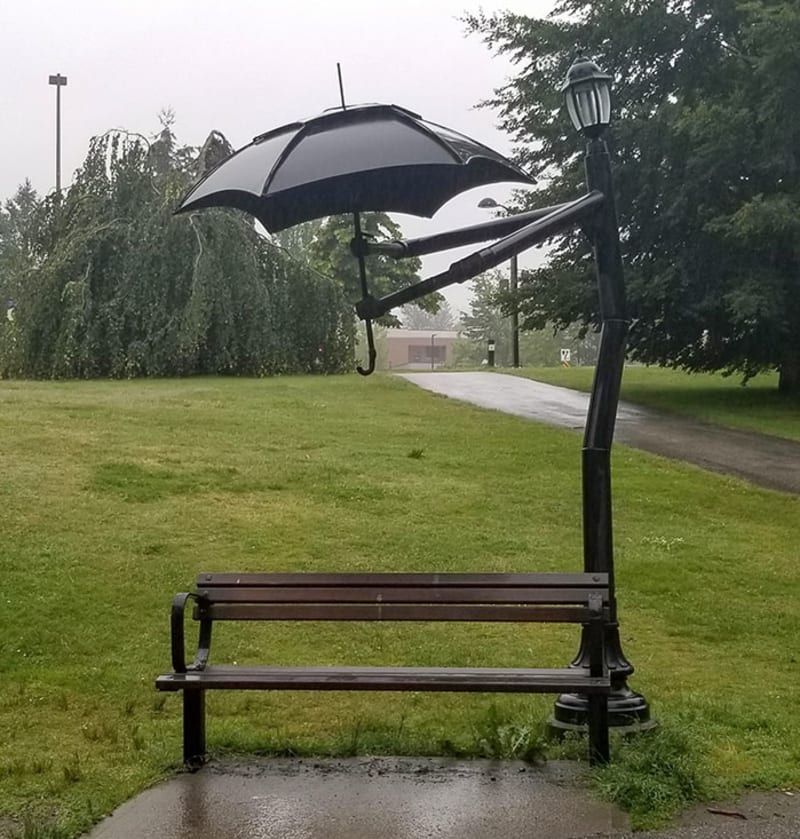 Lampa drží deštník pro lavičku