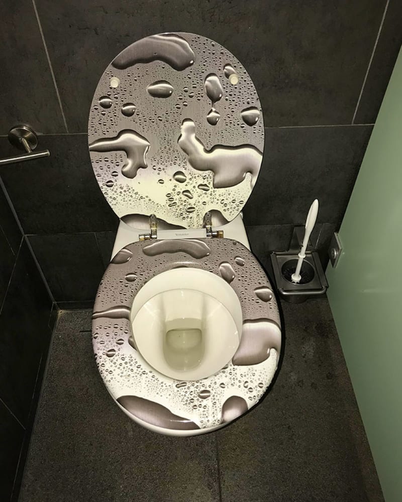 Dát tenhle potisk na veřejnou toaletu nebyl moc dobrý nápad