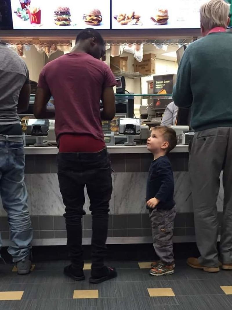 Když tříletý kluk vysvětluje týpkovi v restauraci, že mu padají kalhoty